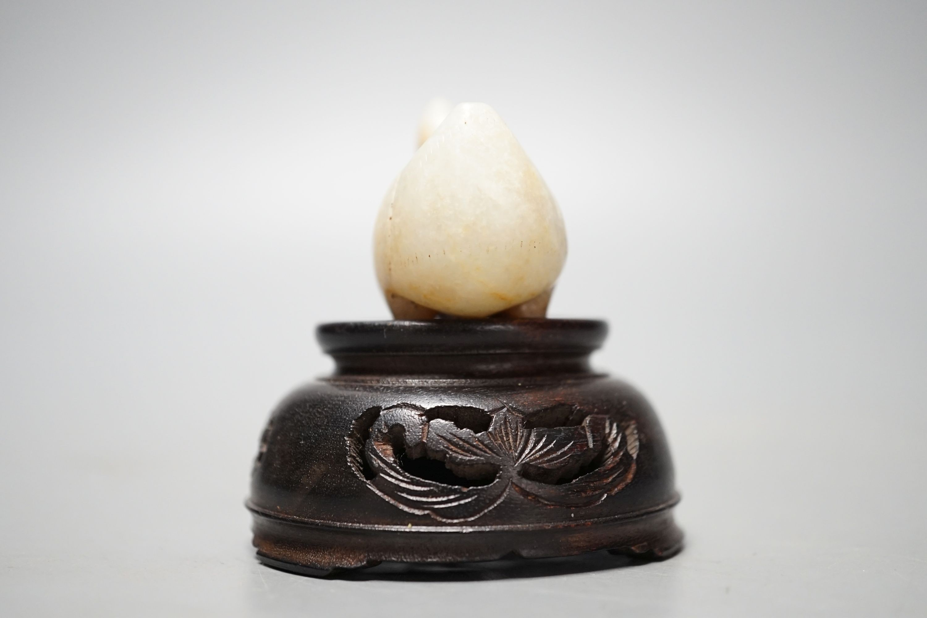 A Chinese jade figure of a goose, 5.5cm wood stand